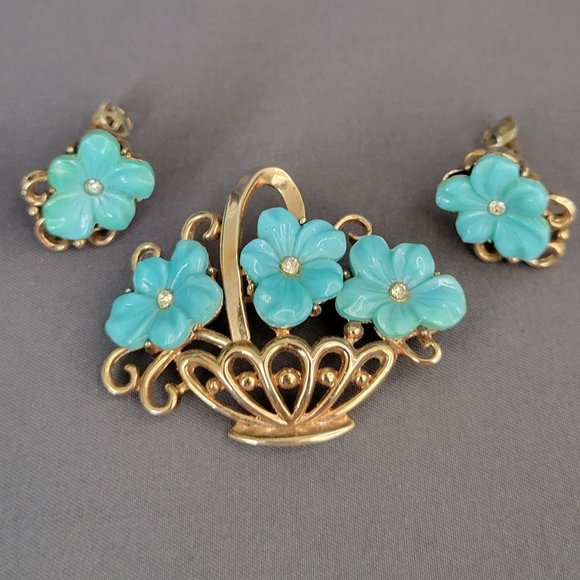 Crown Trifari Gold Tone Molded Glass Flower Brooch and Earrings Set A Philippe - Picture 1 of 13